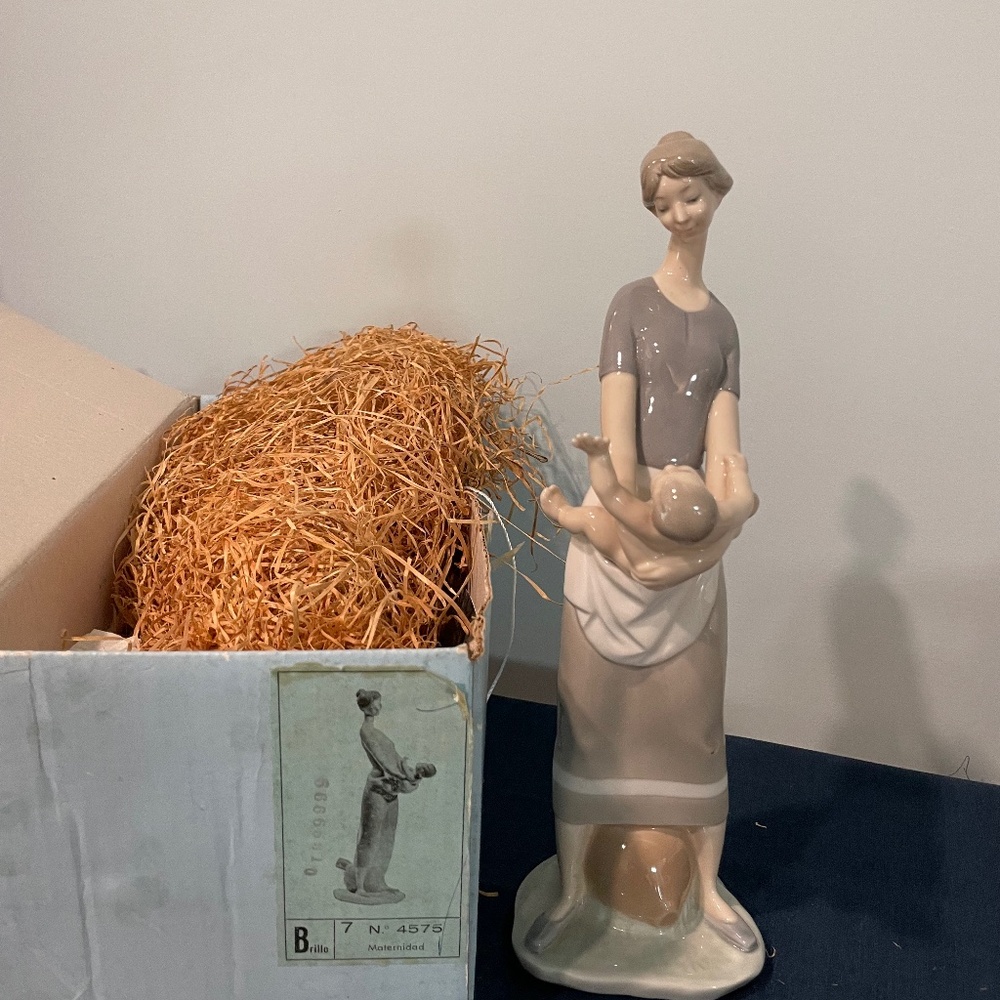 Lladro Motherhood Porceline Figurine #4575